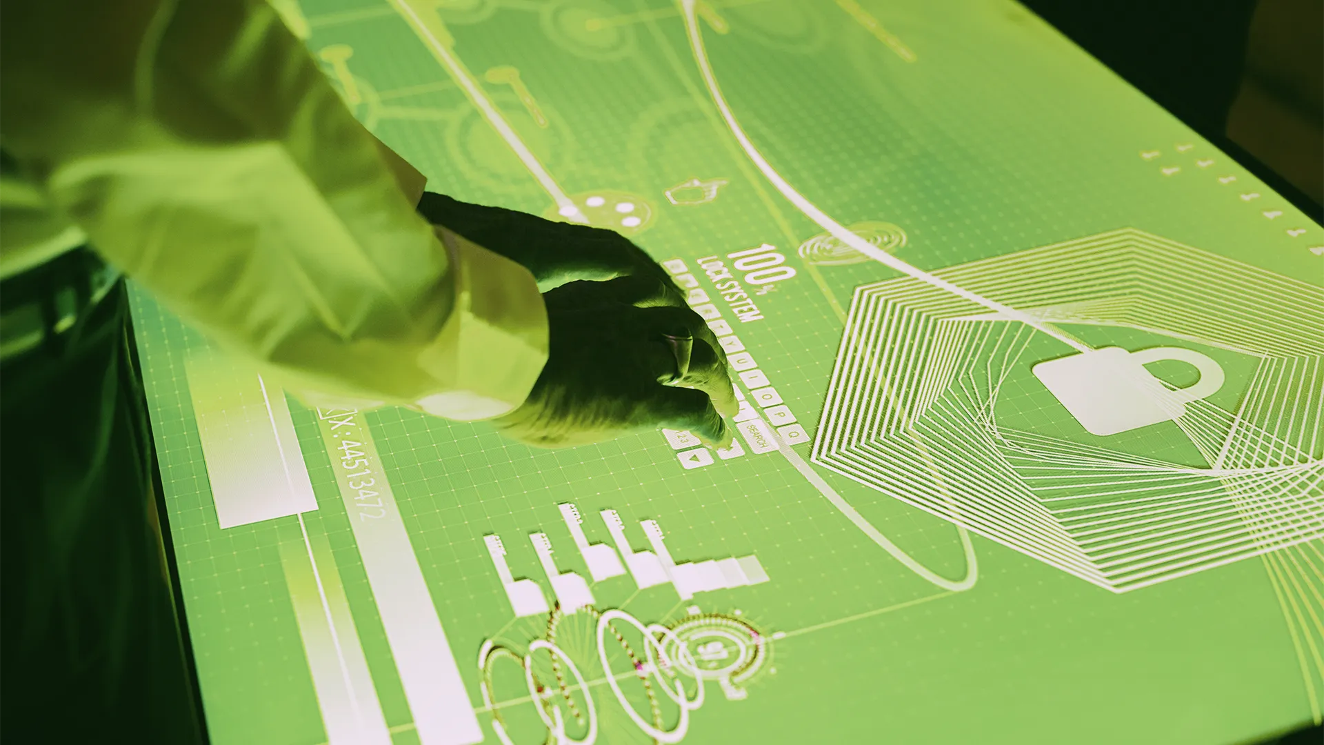 Es wird die Benutzung eines interaktiven Tisches demonstriert. Eine Person Tippt gerade auf dem digitalen Tisch auf eine Tastatur welche auf dem Display erscheint.