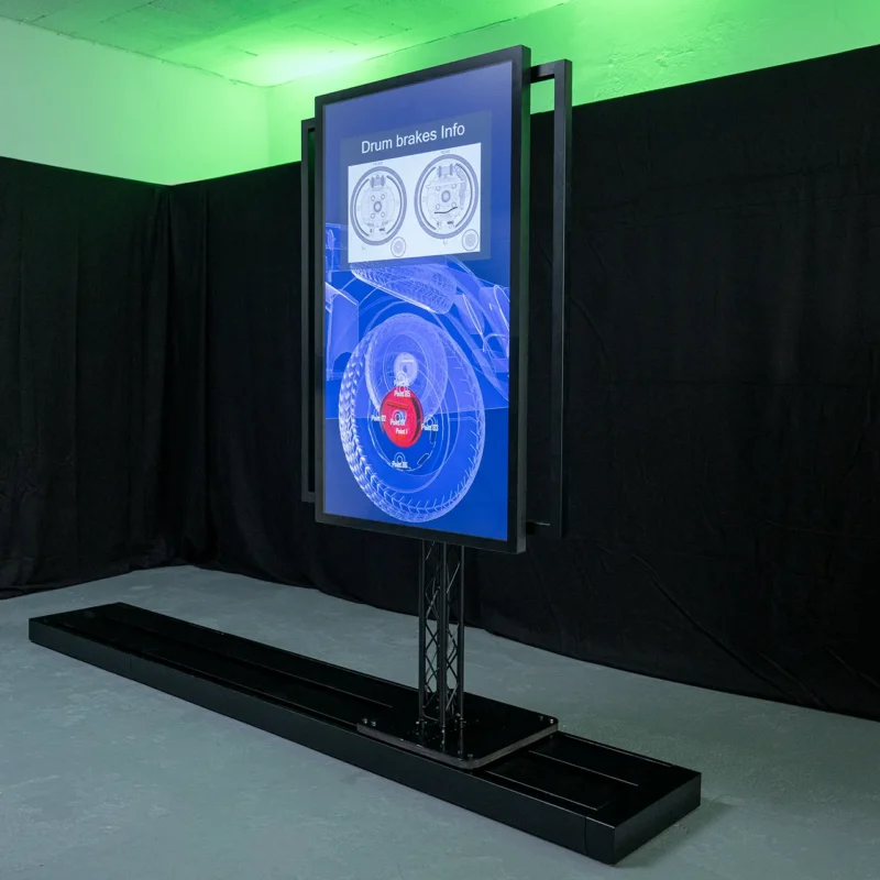 Interaktive Röntgenanimation. Großer rollbarer Multitouch-Bildschirm zeigt eine technische „X-Ray“-Ansicht einer Fahrzeugbremse mit Detailinformationen.