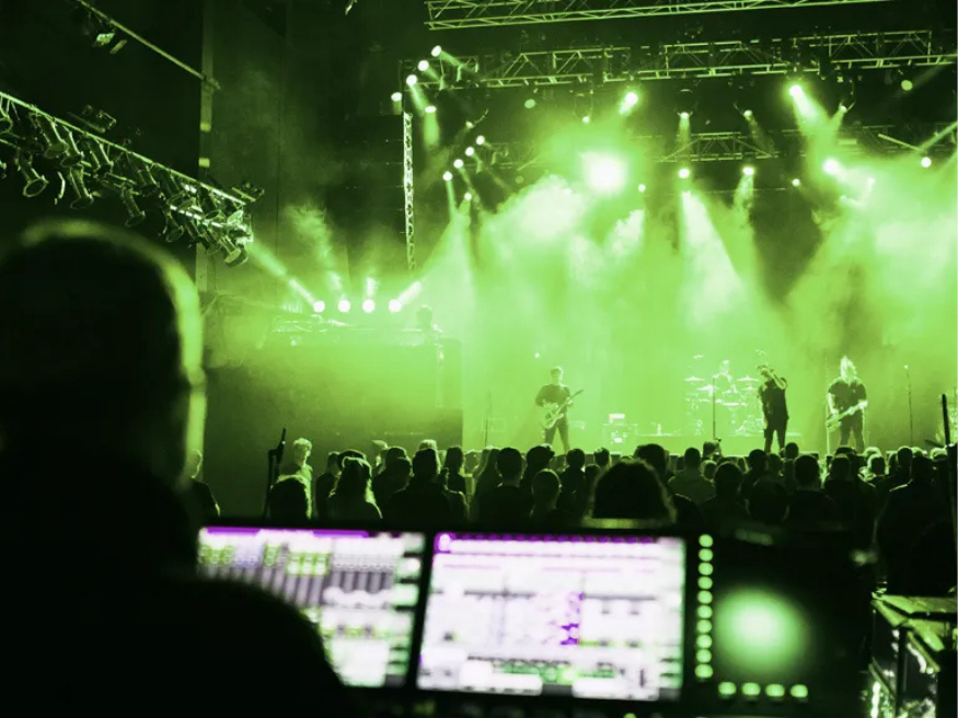 Konzert-Bühnenbeleuchtung und Lichttechnik von diliton veranstaltungstechnik bei einem Live-Event, fotografiert aus der Perspektive des Lichtmischpults.