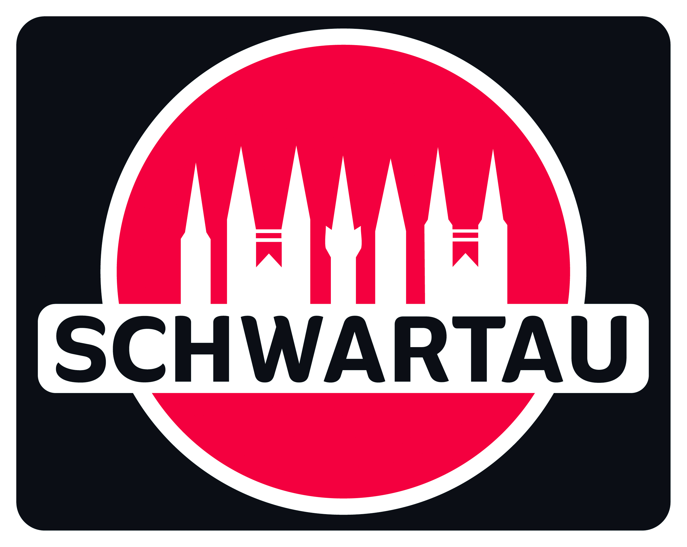 Das quadratische, dunkelgrau umrandete Logo der Marke Schwartau. Im Zentrum befindet sich ein großer, roter Kreis mit weißer Außenlinie, in dem die weißen Silhouetten von sieben Kirchtürmen abgebildet sind. Quer über den unteren Teil des Kreises verläuft ein weißes Banner mit abgerundeten Ecken, auf dem in schwarzen Großbuchstaben der Markenname „SCHWARTAU“ steht.