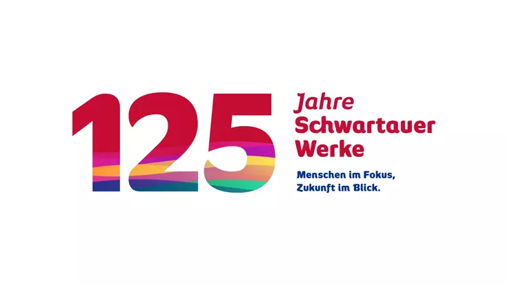 Das offizielle Jubiläumslogo zum 125-jährigen Bestehen der Schwartauer Werke auf weißem Hintergrund. Links steht die große Zahl „125“, die mit einem bunten Muster aus wellenförmigen Schichten in Rot-, Lila-, Orange- und Grüntönen gefüllt ist. Rechts daneben steht in roter Schrift „Jahre Schwartauer Werke“ und darunter in kleinerer, blauer Schrift der Slogan „Menschen im Fokus, Zukunft im Blick.“.