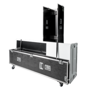 Das maßgeschneiderte Transportcase schützt die verbaute Technik digitaler Touchstelen beim Transport von A nach B vor Stößen. Über das integrierte Klammer-System lassen sich die Wände der Box einfach auseinandernehmen. Durch die Rollen am Boden des Cases lassen sich diese problemlos durch die Gegend rollen.