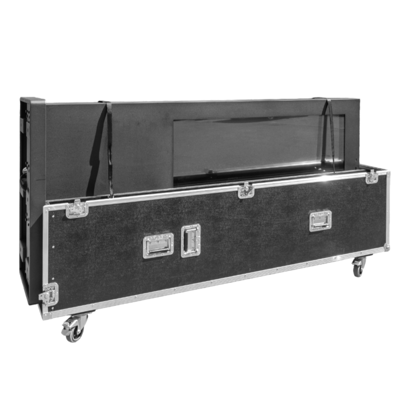 Das Bild zeigt das Produkt vor einem rein weißen Hintergrund (freigestellt). Der mattschwarze digitale Outdoor-Kundenstopper liegt in horizontaler Position passgenau in der unteren Hälfte seines geöffneten Flightcases. Zwei vertikal verlaufende, schwarze Sicherheitsgurte fixieren das Display im Case. Die Transportbox ist mit silbernen Aluminiumprofilen, Kugelecken, eingelassenen Klappgriffen und Butterfly-Verschlüssen ausgestattet und steht auf vier Lenkrollen.