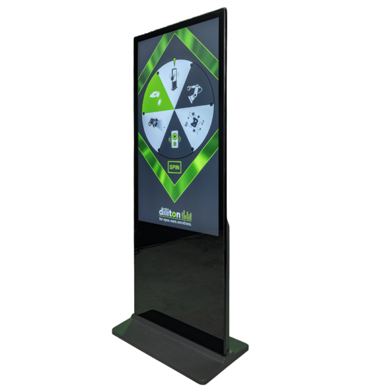 Eine freistehende, digitale Touch-Stele in einem eleganten, glänzenden schwarzen Gehäuse, fotografiert aus einer leicht schrägen Perspektive vor weißem Hintergrund. Das Design besticht durch ein besonders schlankes, minimalistisches Profil und eine hochwertige Verarbeitung mit klaren Linien. Auf dem großen, vertikalen Display läuft ein interaktives Glücksrad in leuchtendem Grün und Weiß mit dem Logo „diliton“. Die solide Basis sorgt für einen stabilen und sicheren Stand des schlanken Infostele.