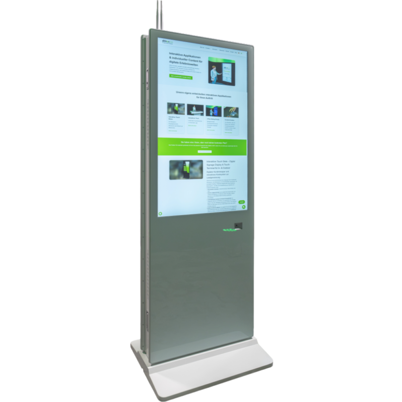 Eine freistehende, weiße digitale Touch-Stele in einer leicht schrägen Dreiviertelansicht auf weißem Hintergrund. Auf dem großen Hochkant-Bildschirm wird eine helle Website mit grün-blauen Akzenten, Textbereichen und Vorschaubildern dargestellt. Am oberen Gehäuserand ragen zwei Antennen empor.