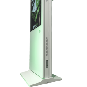Eine Detailansicht des unteren Teils einer weißen, doppelseitigen digitalen Touch-Stele. Zu sehen sind das flache Gehäuseprofil im Profil, ein T-förmiger Standfuß sowie Lüftungsschlitze und ein Schloss an der schmalen Rahmenseite. Die Oberfläche wird von unten durch ein grünes Licht angestrahlt, und auf dem angeschnittenen Display ist das diliton-Logo erkennbar.