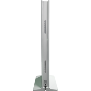Studioaufnahme einer weißen, doppelseitigen digitalen Touch-Stele in der Profilansicht. Die Stele steht auf einem flachen, T-förmigen Standfuß. An der schmalen Gehäuseseite sind vertikal angeordnete Lüftungsschlitze im oberen und unteren Bereich sowie die Kabelzuführung am Boden zu sehen.