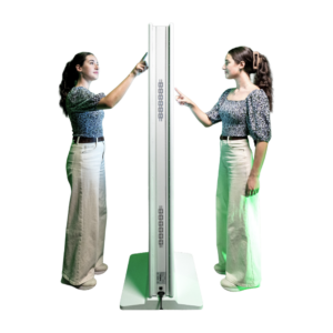 Seitenansicht einer weißen, doppelseitigen digitalen Touch-Stele, die auf einem stabilen Standfuß steht. Links und rechts von der Stele steht jeweils eine junge Frau im Profil, die gleichzeitig den Bildschirm auf ihrer jeweiligen Seite mit dem Finger bedient. Das Bild verdeutlicht die flache Bauweise und die parallele, interaktive Nutzung von beiden Seiten.