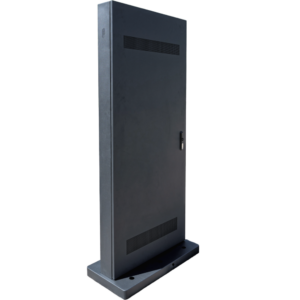 Rückansicht einer freistehenden, schwarzen digitalen Outdoor-Touchstele. Zu sehen ist die geschlossene, glatte Rückwand aus Metall mit integrierten Lüftungsschlitzen oben und unten sowie einem abschließbaren Griff in der Mitte.