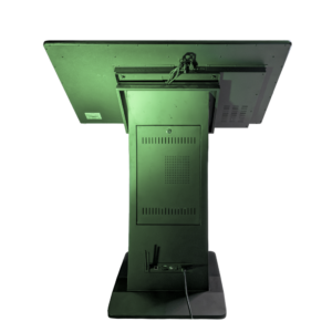 Rückansicht eines horizontalen Touch-Terminals mit K-Sockel. Zu sehen sind das rückseitig montierte Gehäuse des Displays, die verschließbare Wartungsklappe mit Lüftungsschlitzen in der Standsäule sowie die unten liegenden Anschlussbuchsen für Kabel.