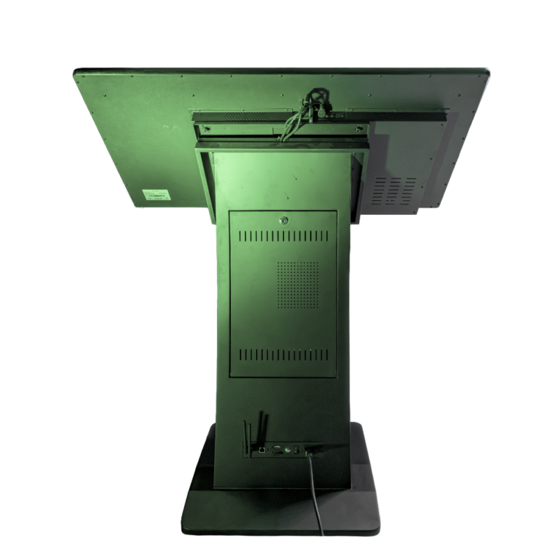 Rückansicht eines horizontalen Touch-Terminals mit K-Sockel. Zu sehen sind das rückseitig montierte Gehäuse des Displays, die verschließbare Wartungsklappe mit Lüftungsschlitzen in der Standsäule sowie die unten liegenden Anschlussbuchsen für Kabel.