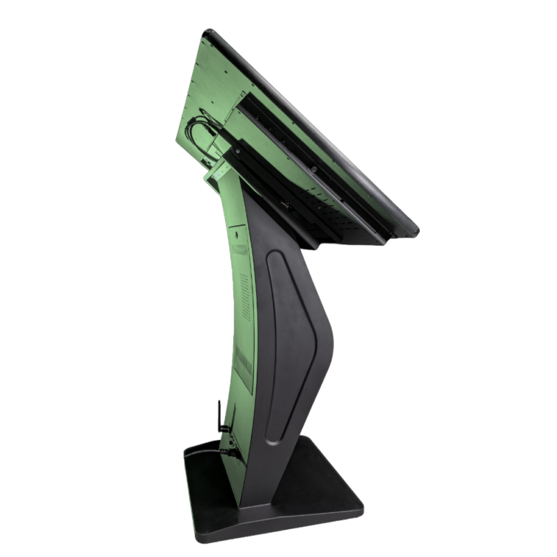 Seitenansicht einer horizontalen Touch-Stele mit einem markanten K-Sockel. Die Aufnahme zeigt das schlanke Profil des Gehäuses, die geneigte Position des Touchscreen-Bildschirms sowie die rückseitigen Anschlüsse und Lüftungsschlitze der Standsäule.