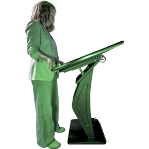 Seitenansicht einer horizontalen Touch-Stele mit einem modernen K-Sockel. Eine Frau verstellt durch leichtes Anheben des Rahmens die Neigung des großen Touchscreen-Displays, um den Betrachtungswinkel optimal anzupassen.