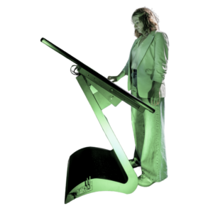Seitenansicht einer horizontalen Touch-Stele mit einem geschwungenen S-Sockel. Eine Frau steht vor dem Terminal und bedient das stark geneigte Touchscreen-Display mit der Hand.