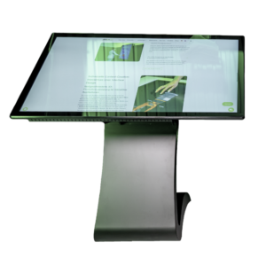 Frontansicht einer horizontalen Touch-Stele mit einem geschwungenen S-Sockel. Das geneigte Touchscreen-Display zeigt eine Benutzeroberfläche mit Texten und Bildern zu interaktiven Anwendungen.